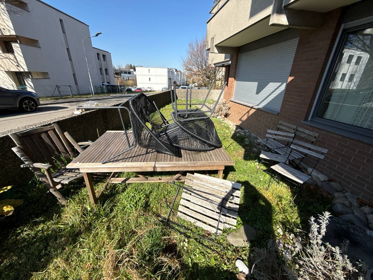 Gartenmöbel Set: Tische, Stühle, Sessel