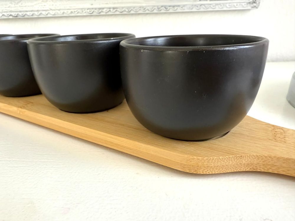 Schönes Tapas Set, 4 Schalen mit Holzbrett, neuwertig