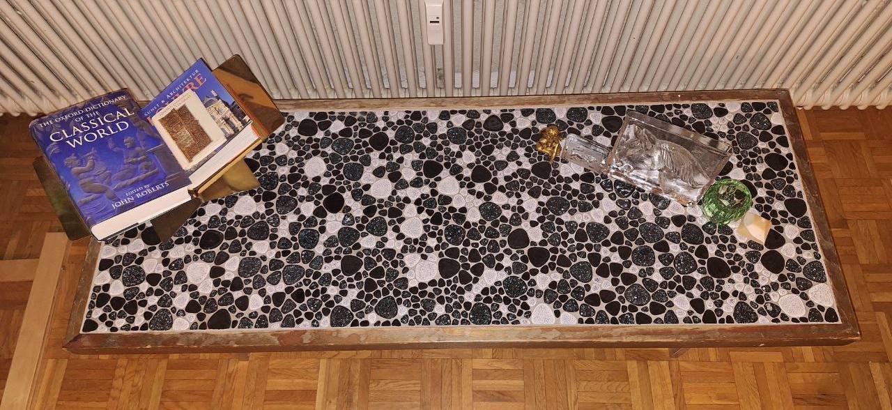 Antiker Stein- und Holztisch