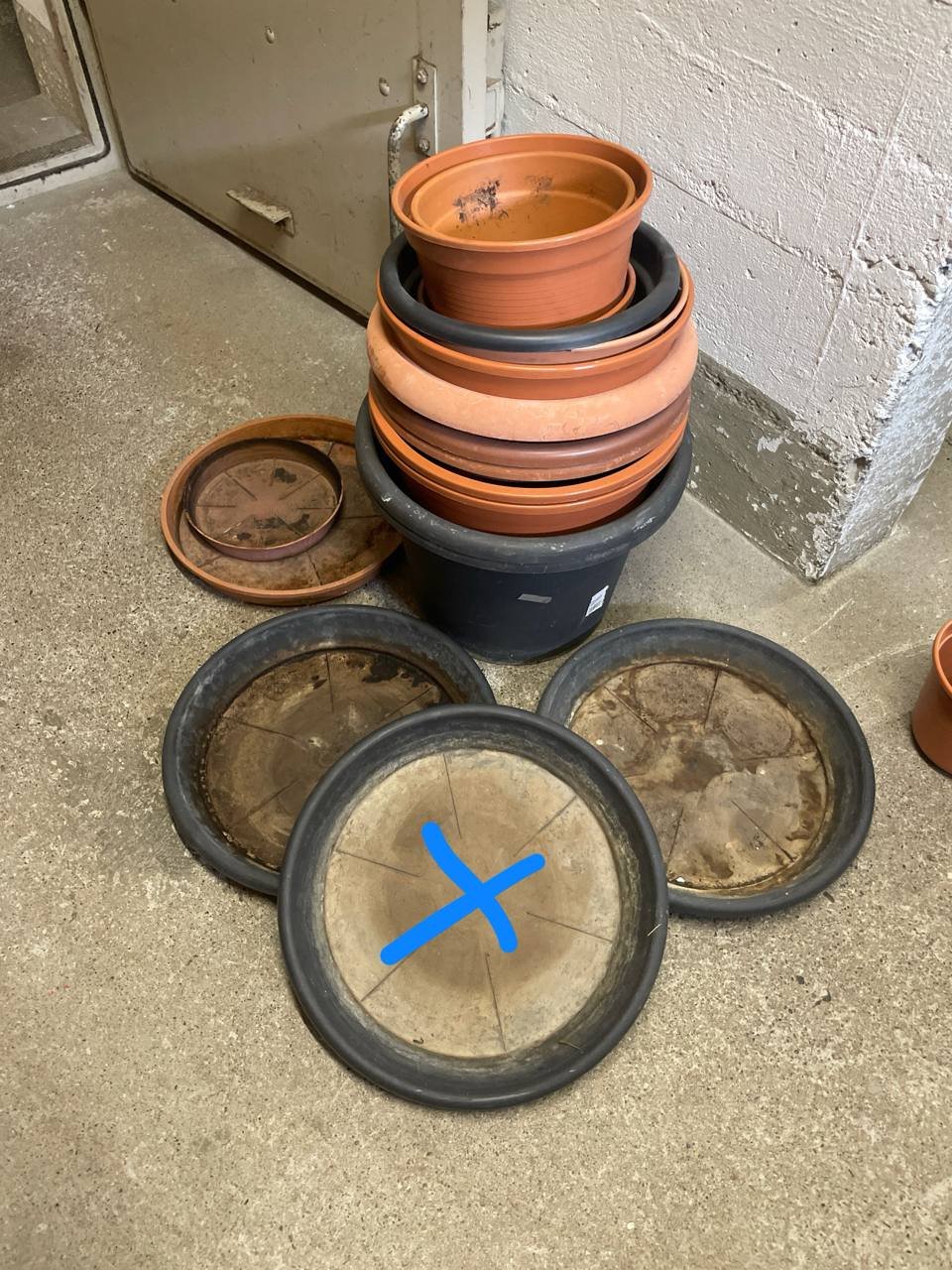 13 Plastiktöpfe und 4 Untersetzer