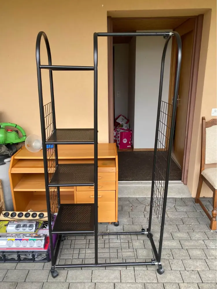 Wegen Hausräumung Lampen, Garderobe, Möbel, Gartengeräte etc gratis