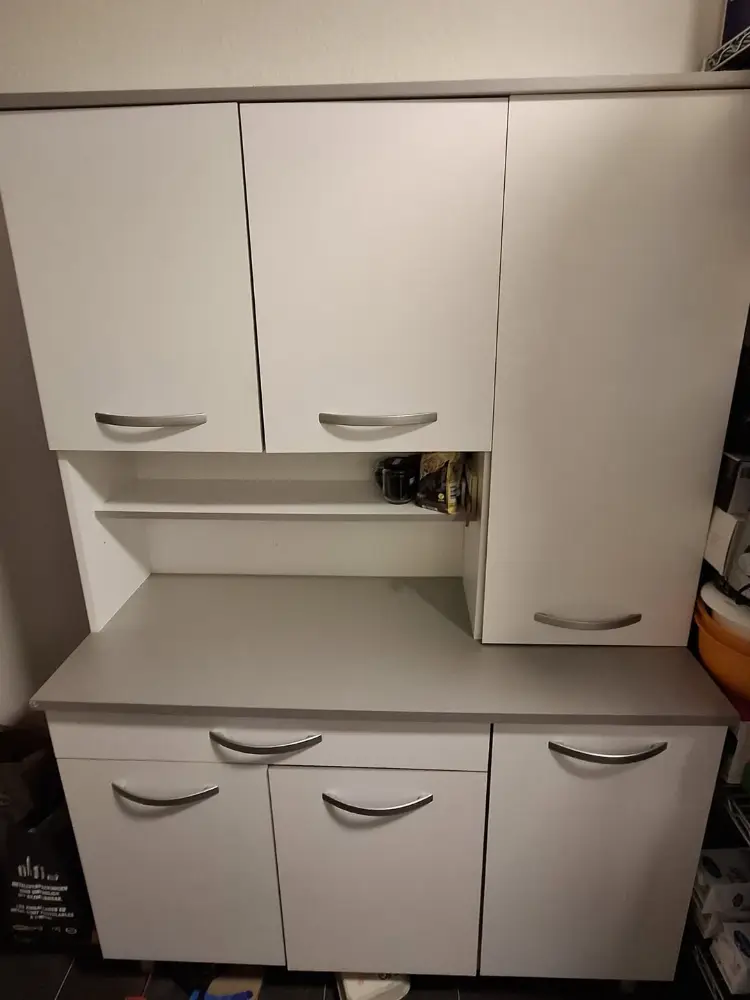 Gratis. Küchen Buffet. Es musst in Schlieren abgeholt werden.