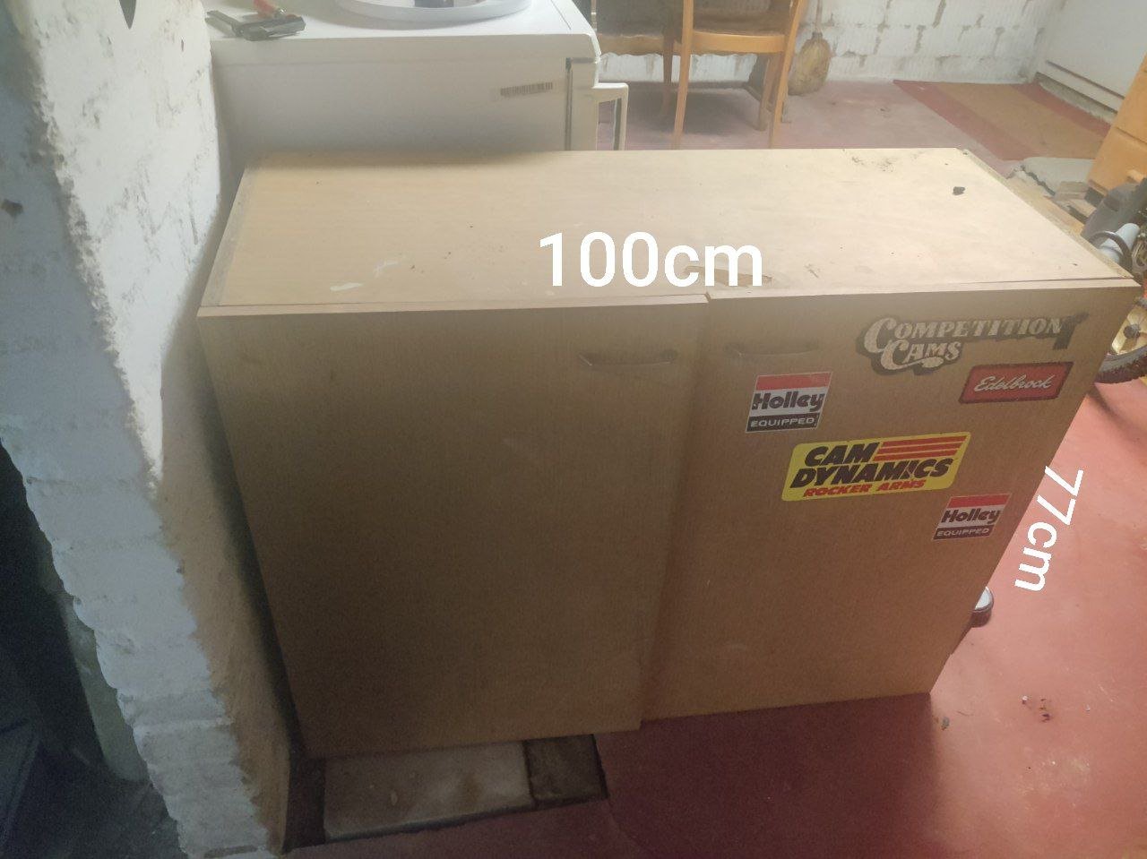 Holzregal und grosser Karton