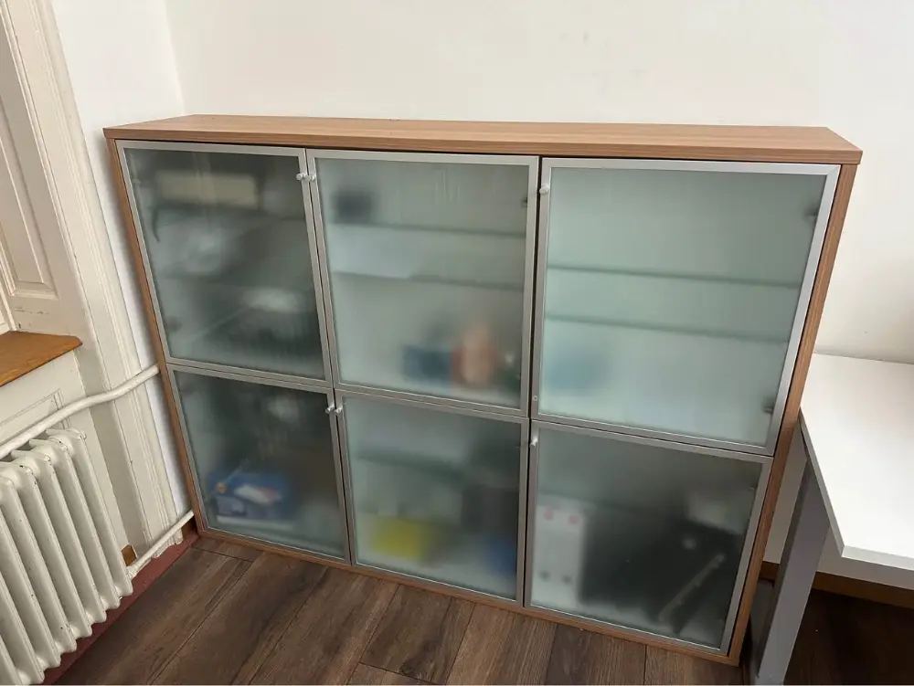 Möbel mit Glastürchen