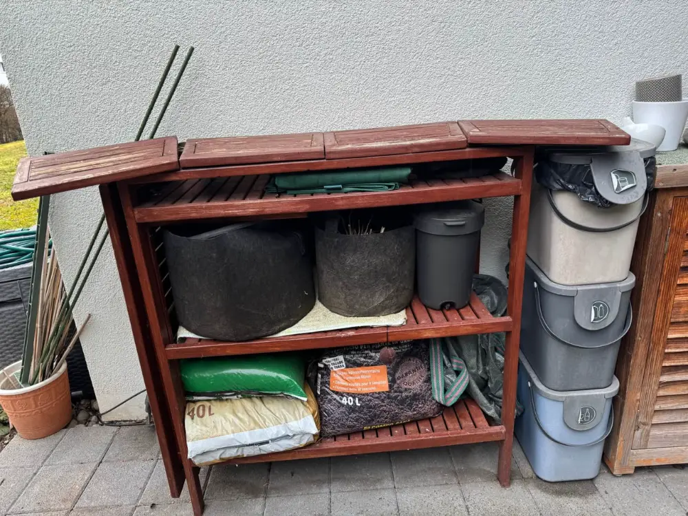 Gartenregal aus Holz mit integrierter Tischplatte