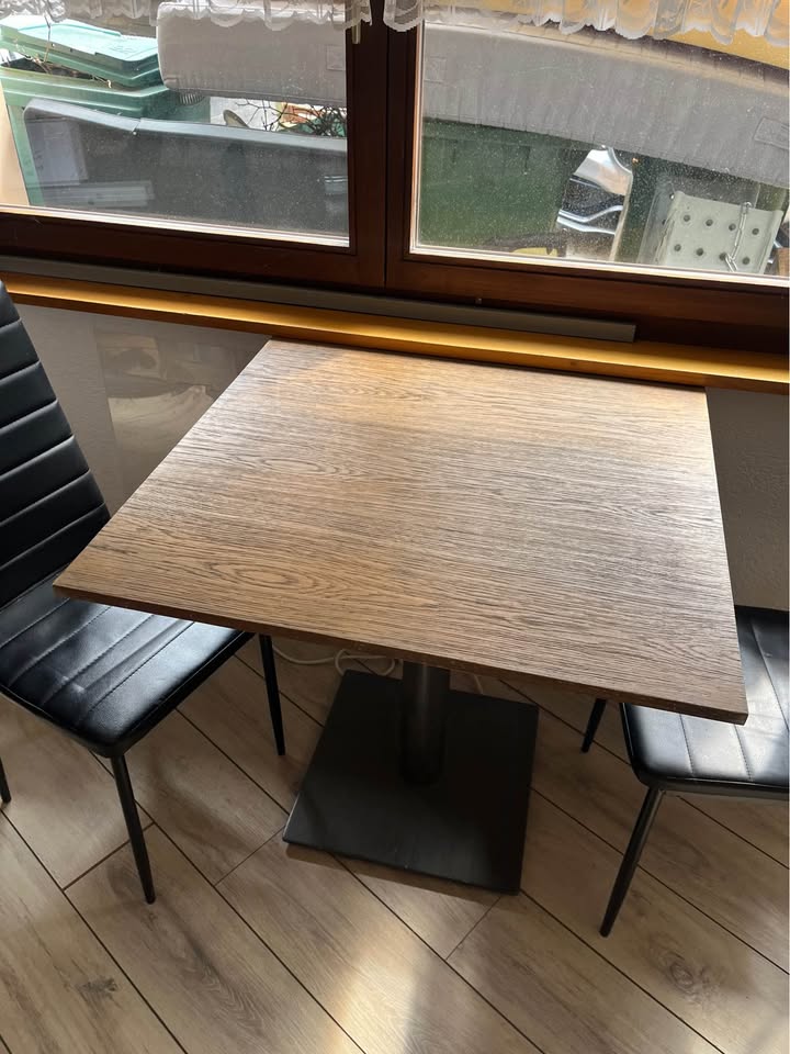 Tisch und 2 Stühle