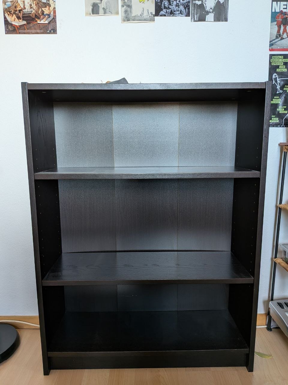 Schwarzes Regal