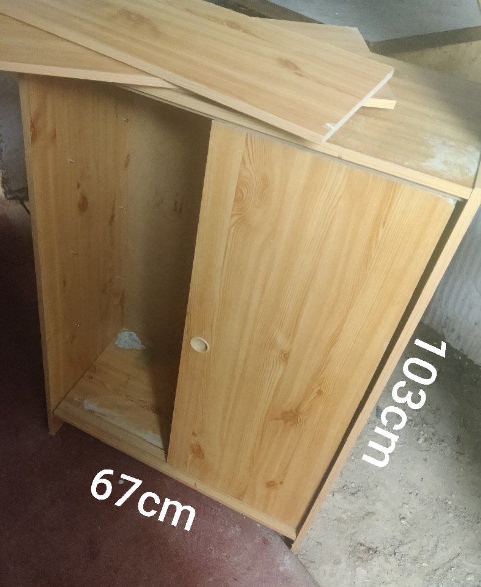 Holzschrank mit 3 Tablaren