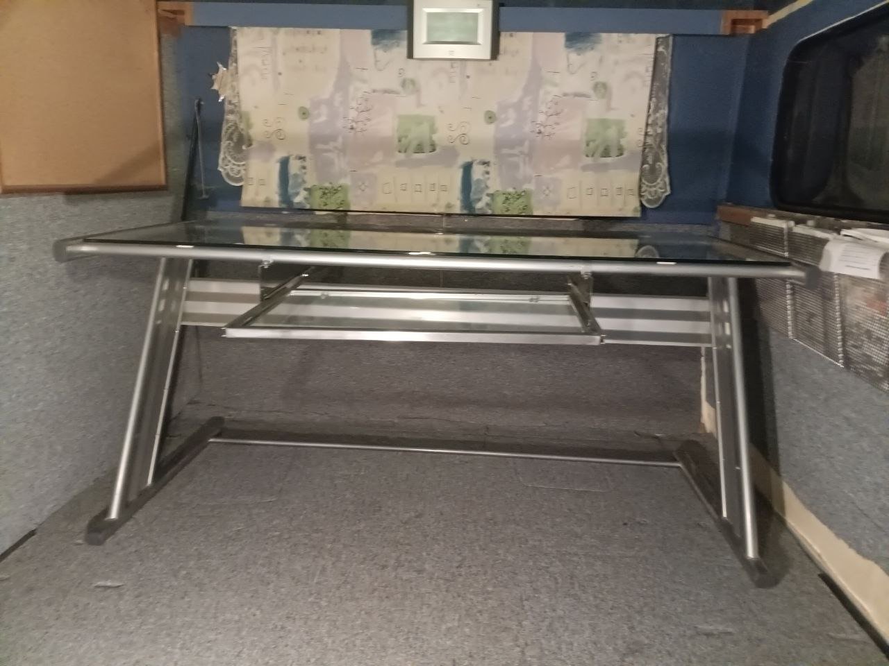 Glasschreibtisch mit Auszug