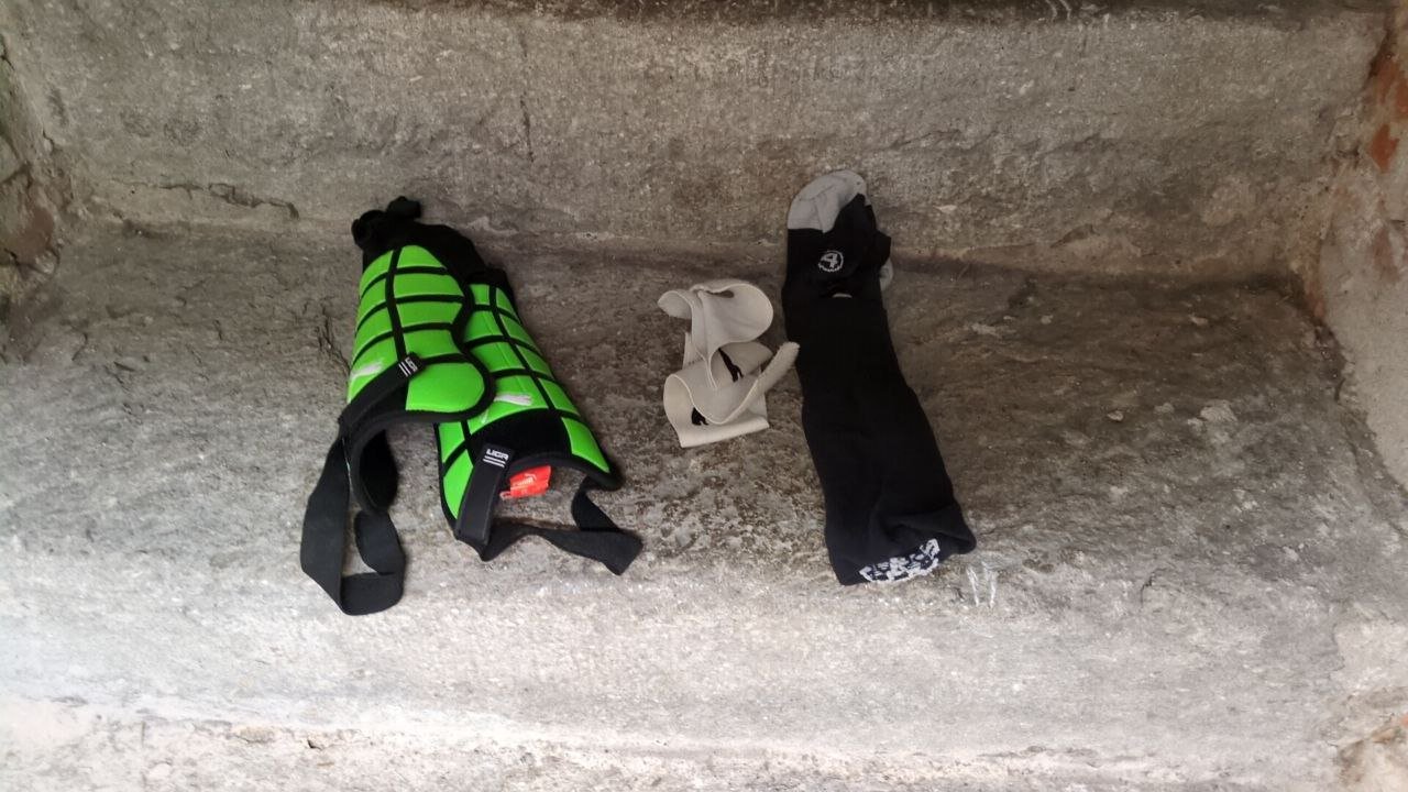 Schienbeinschoner, Stulpen, Halterungen