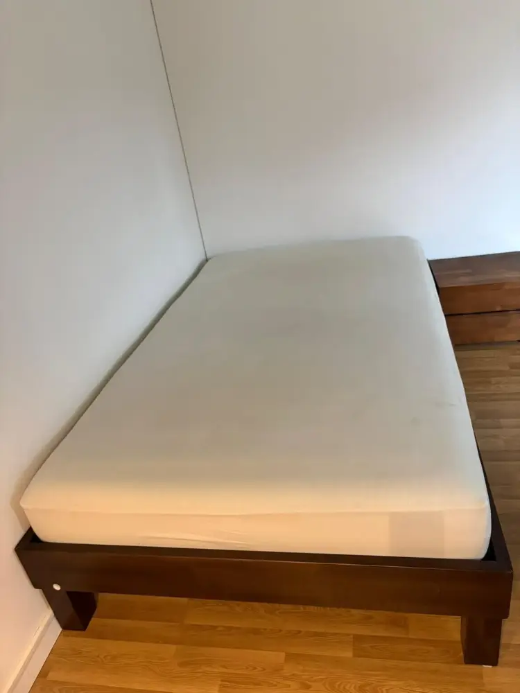 Bett + Nachttisch - Gratis - Nur erhältlich bei pikitup.ch