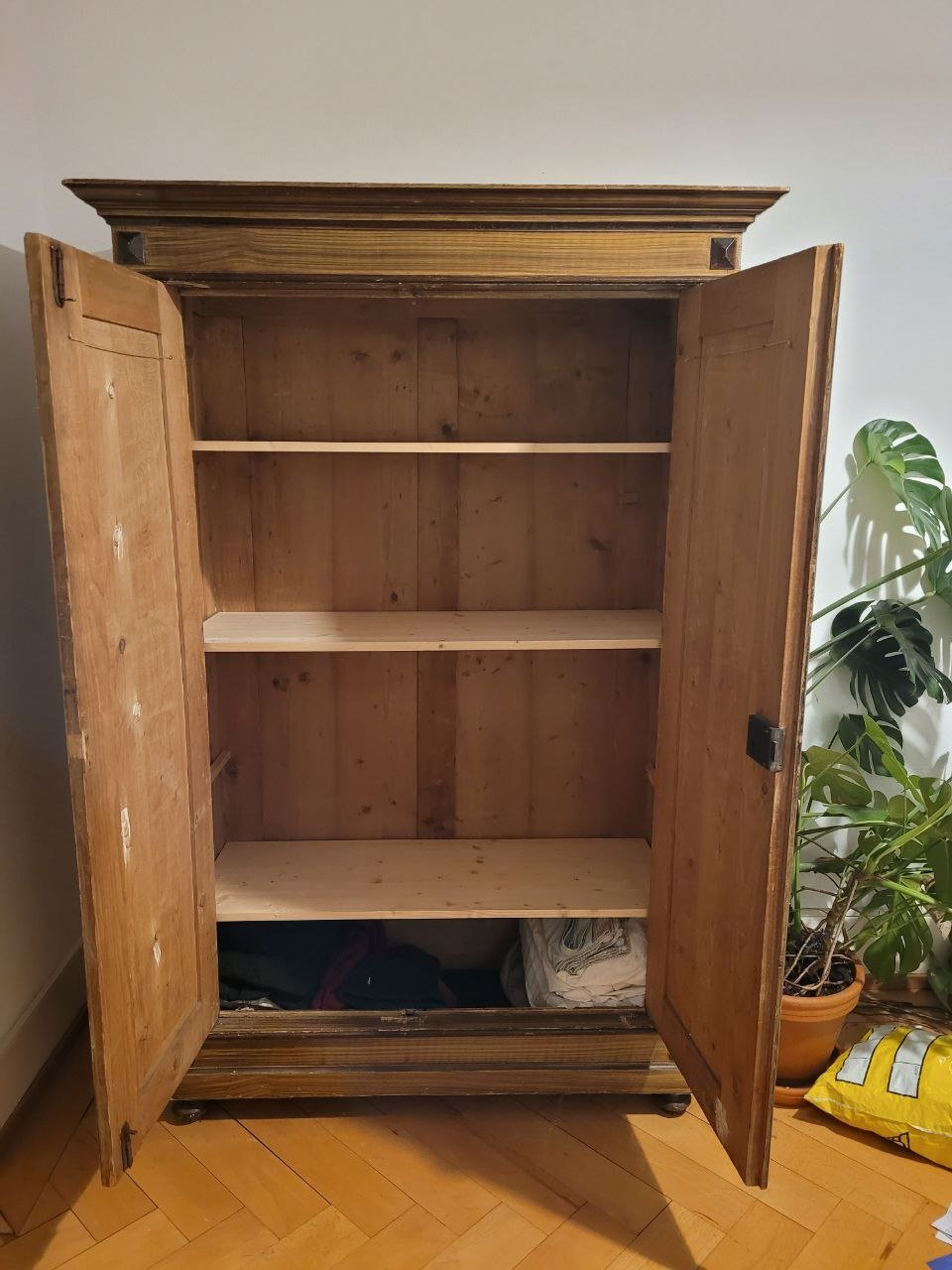 Holzschrank mit Glastüren