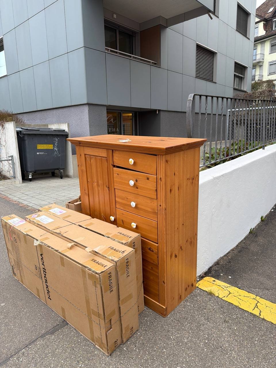 Holzkommode mit Schubladen